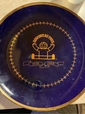 Discovery Toys Commemorative Plate - Navy & Gold 1978-1988